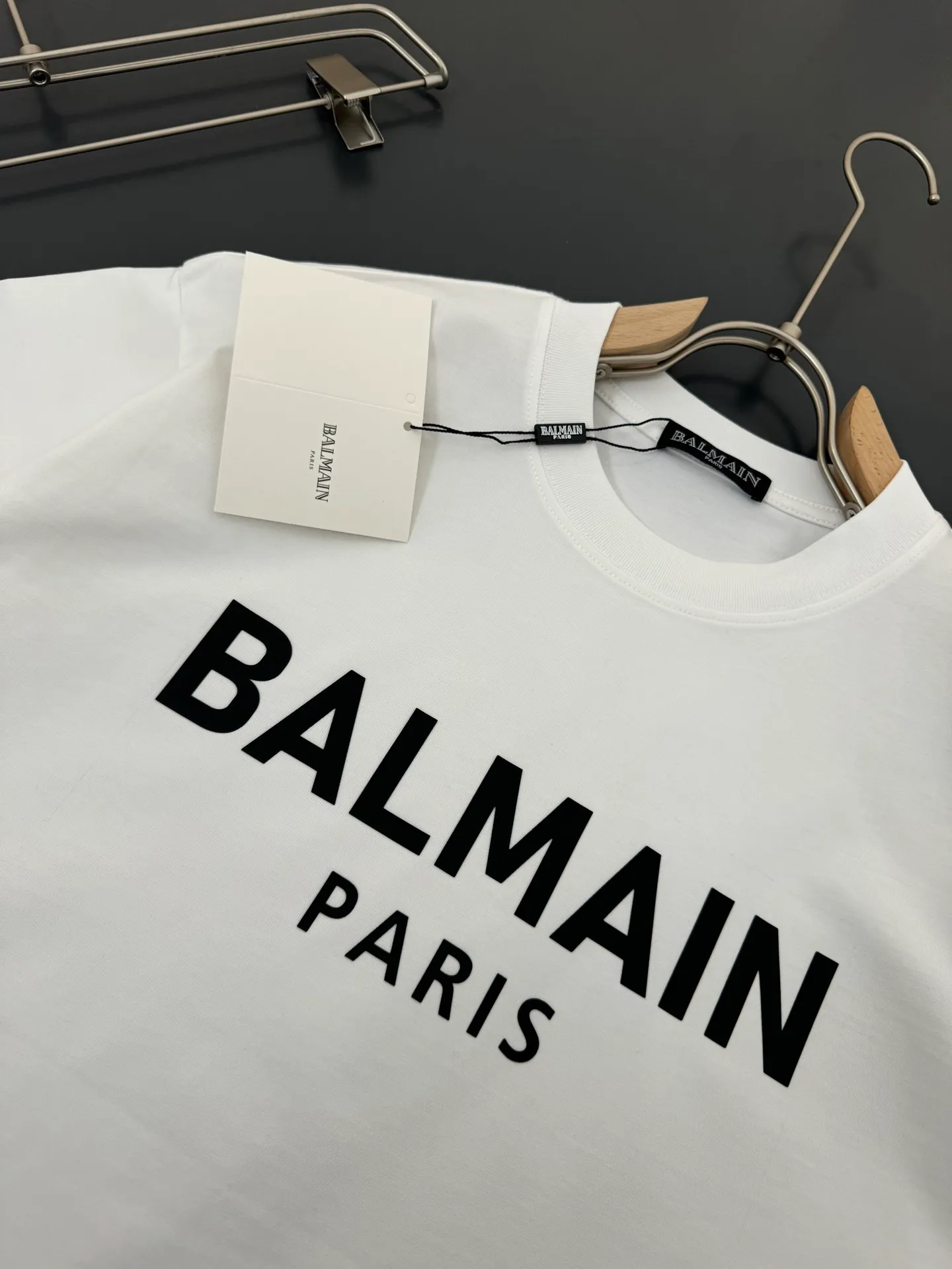 Balmain Balmain g-gram heavy cotton t-shirt thick Breathable loose fit Silicone process logo design Spring and summer New Arrival round neck fashionable short-sleeved t-shirt Comfortable against the skin, durable and easy to wear The original craftsmanship is meticulous, a must-have for casual Versatile Color: Black White Sizes: S M L XL XXL